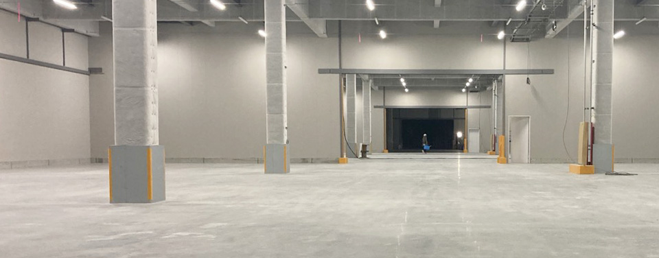 急速乾燥を抑え、ひび割れを抑制。ポリフィルム養生シートを省くことも可能に。