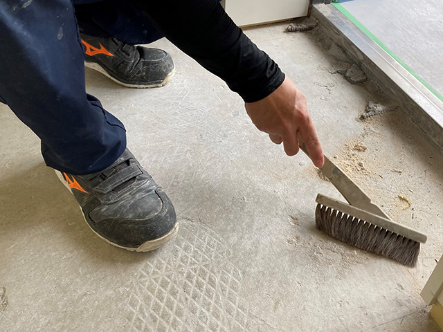 (1) 下地の脆弱層、レイタンス、汚れなどを除去、清掃してください。