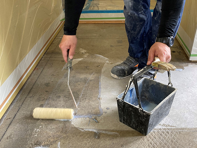 (2) ローラーやハケ塗りにてシーラー処理を行ってください。