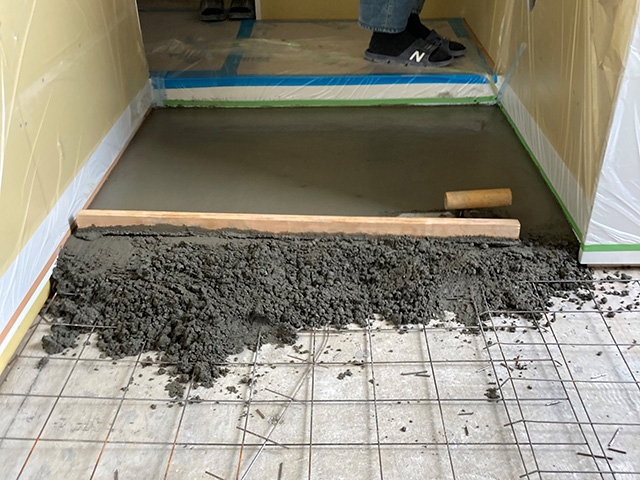 (4) シーラーが乾燥後モルタルを配り塗付けてください。